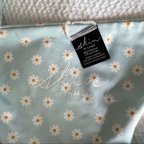 SAME Los Angeles Swim — Bikini set + matching scrunchie in Blue Daisy - Picture 5 of 11